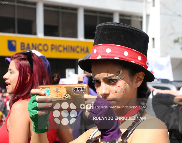 MARCHA 8M QUITO