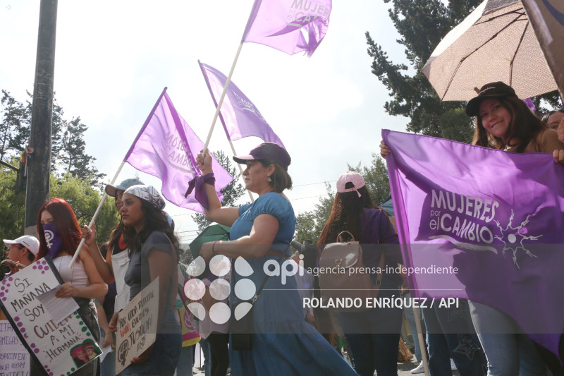 MARCHA 8M QUITO