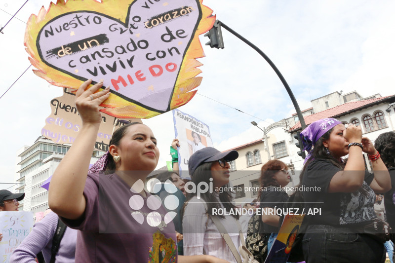 MARCHA 8M QUITO