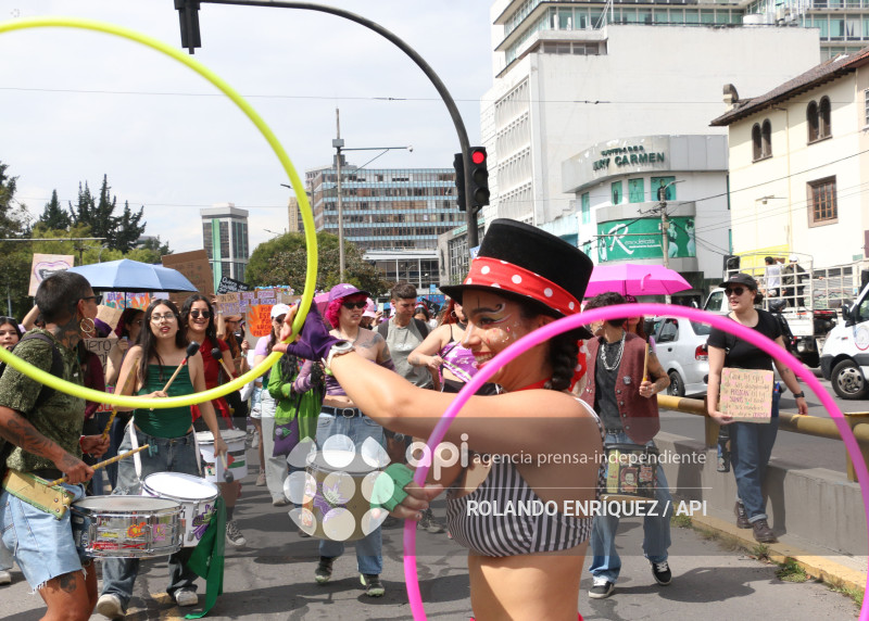 MARCHA 8M QUITO