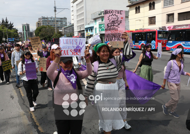 MARCHA 8M QUITO