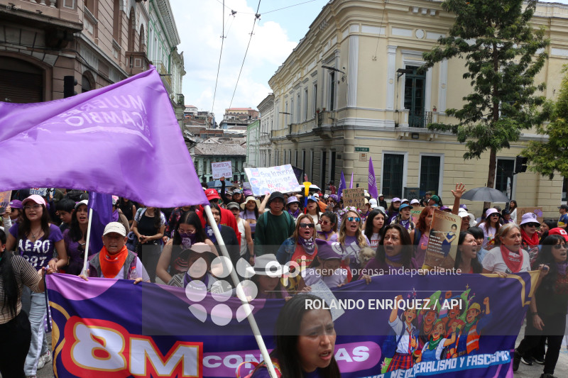 MARCHA 8M QUITO