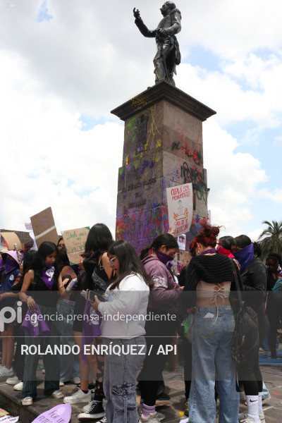 MARCHA 8M QUITO