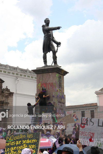 MARCHA 8M QUITO