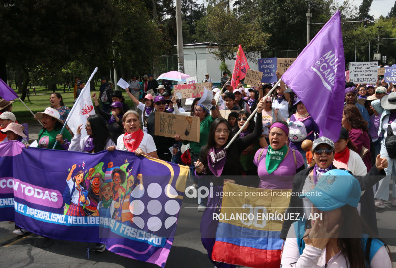 MARCHA 8M QUITO