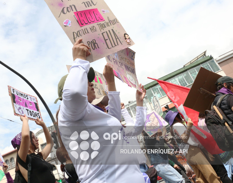 MARCHA 8M QUITO