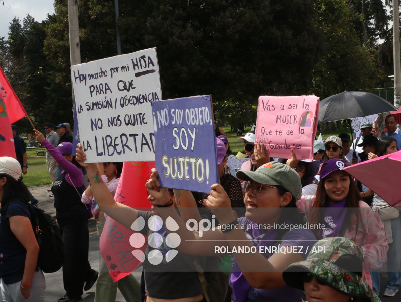 MARCHA 8M QUITO