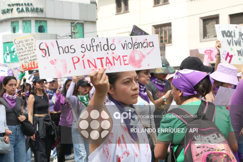 MARCHA 8M QUITO