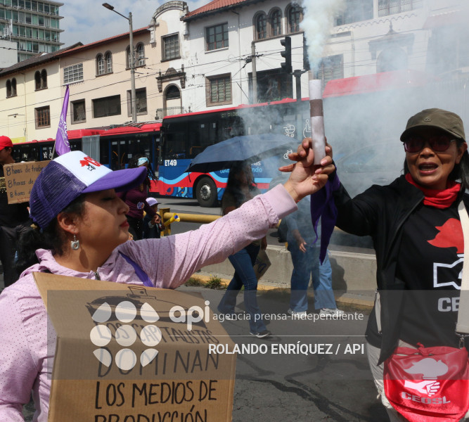 MARCHA 8M QUITO