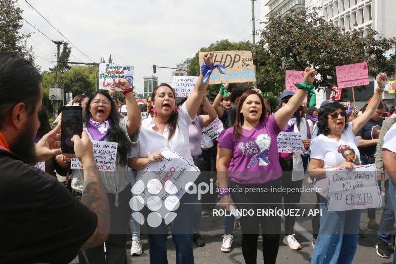 MARCHA 8M QUITO