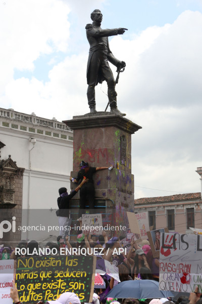 MARCHA 8M QUITO