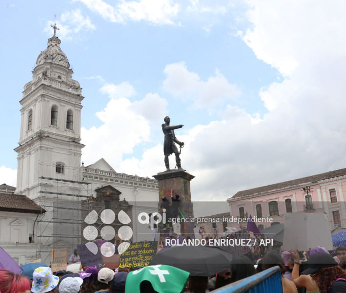 MARCHA 8M QUITO