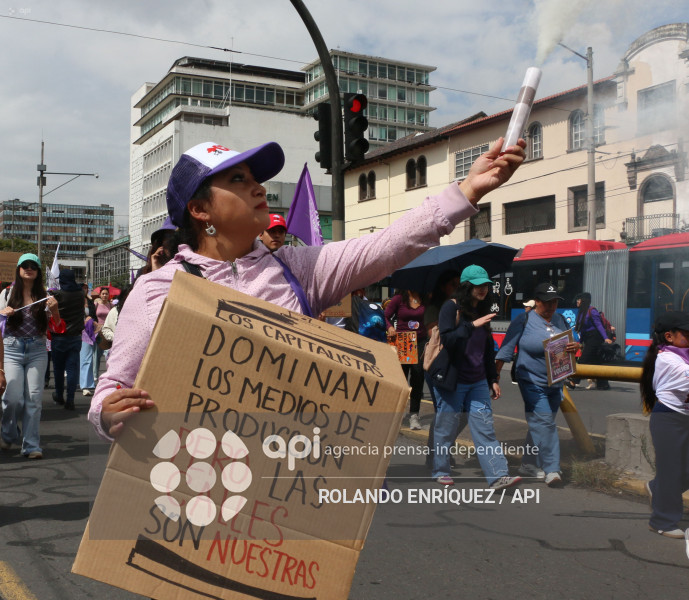 MARCHA 8M QUITO
