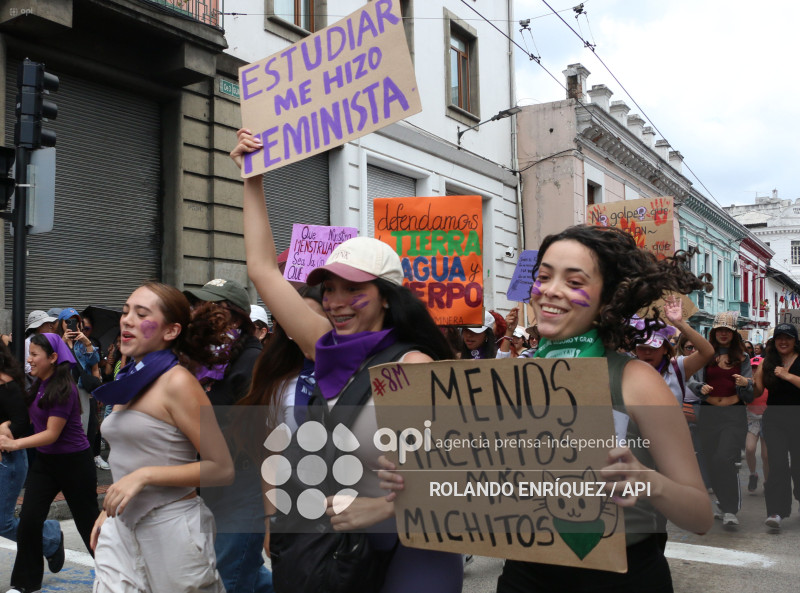 MARCHA 8M QUITO