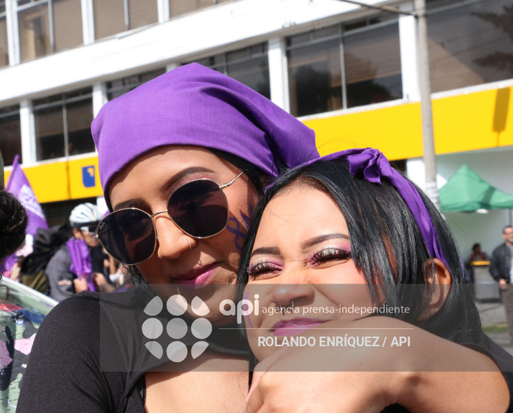 MARCHA 8M QUITO