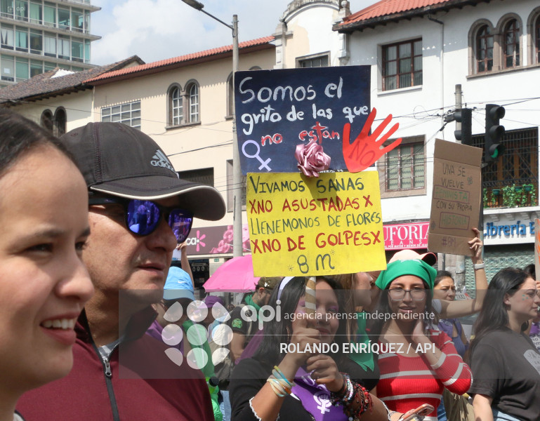 MARCHA 8M QUITO