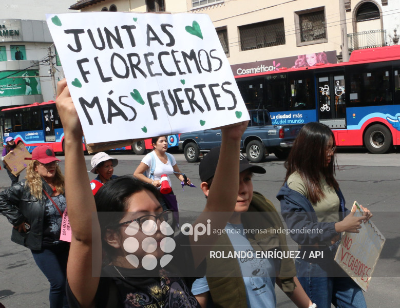 MARCHA 8M QUITO