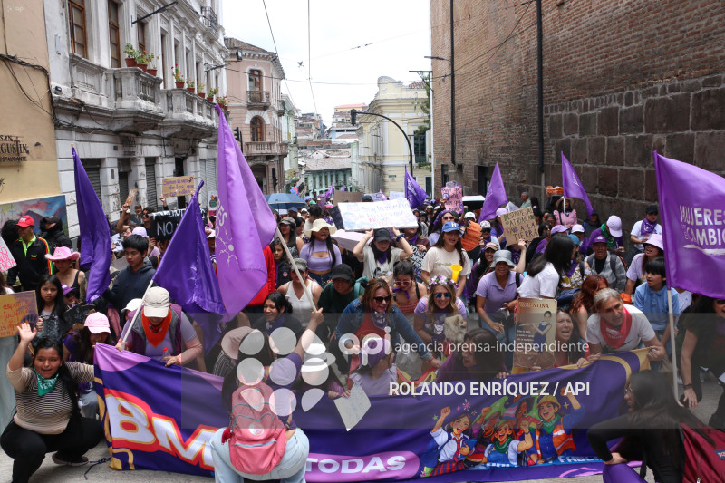 MARCHA 8M QUITO