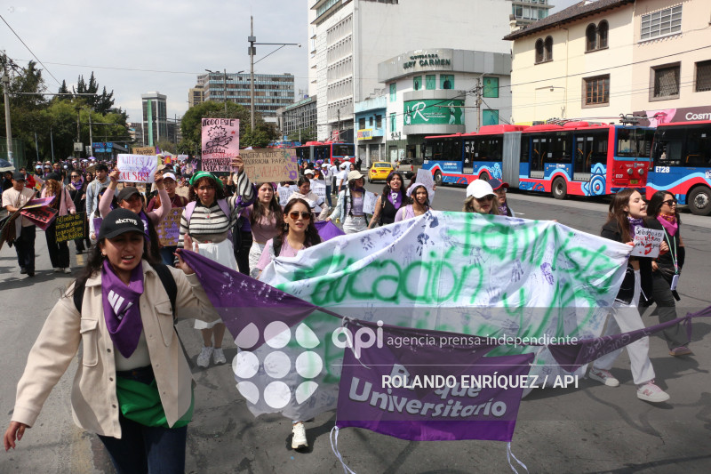 MARCHA 8M QUITO