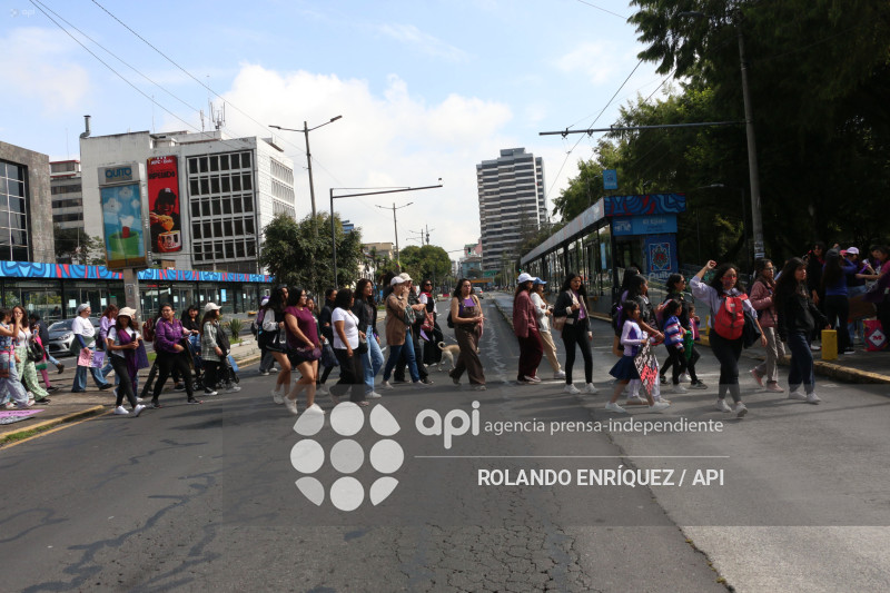 MARCHA 8M QUITO