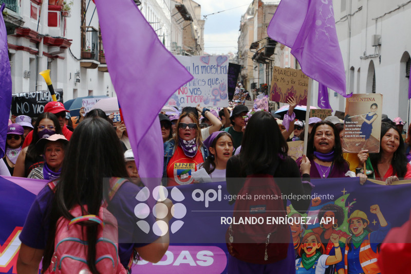 MARCHA 8M QUITO