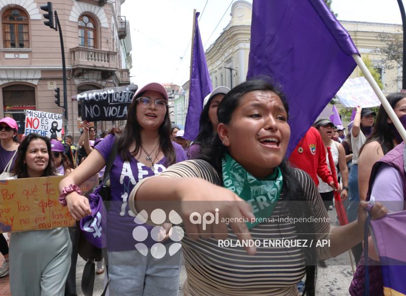 MARCHA 8M QUITO