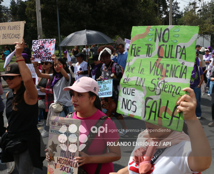 MARCHA 8M QUITO