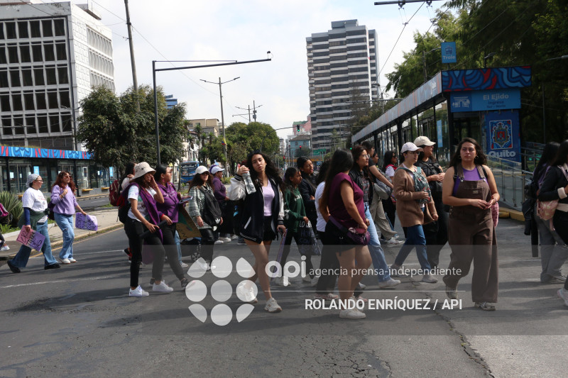 MARCHA 8M QUITO