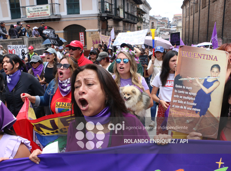 MARCHA 8M QUITO