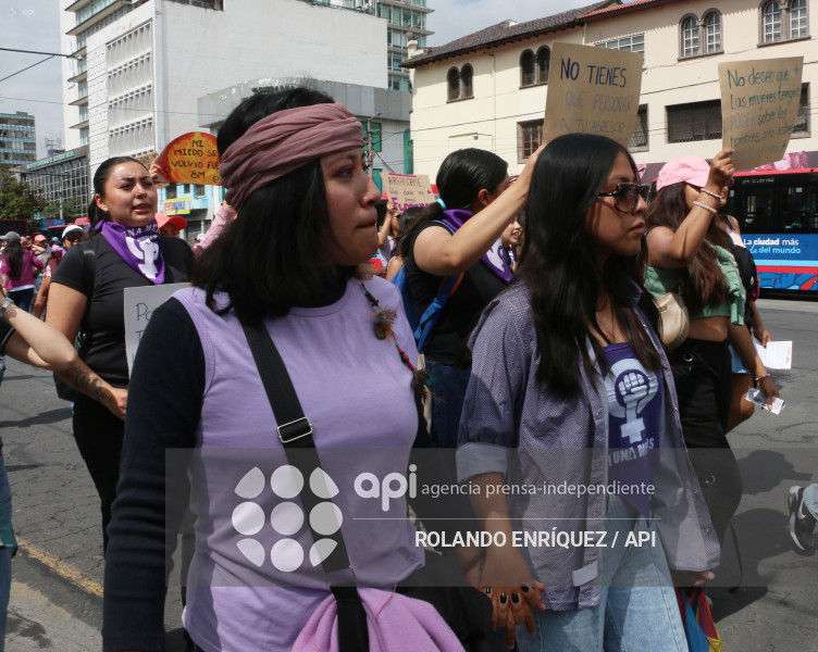 MARCHA 8M QUITO