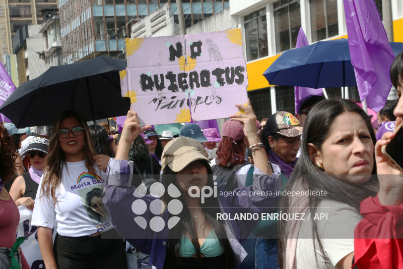 MARCHA 8M QUITO