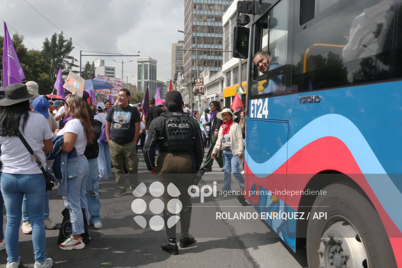MARCHA 8M QUITO