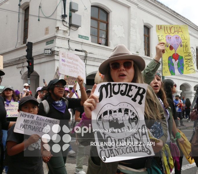 MARCHA 8M QUITO