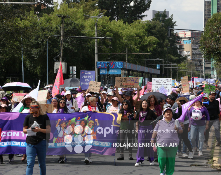 MARCHA 8M QUITO