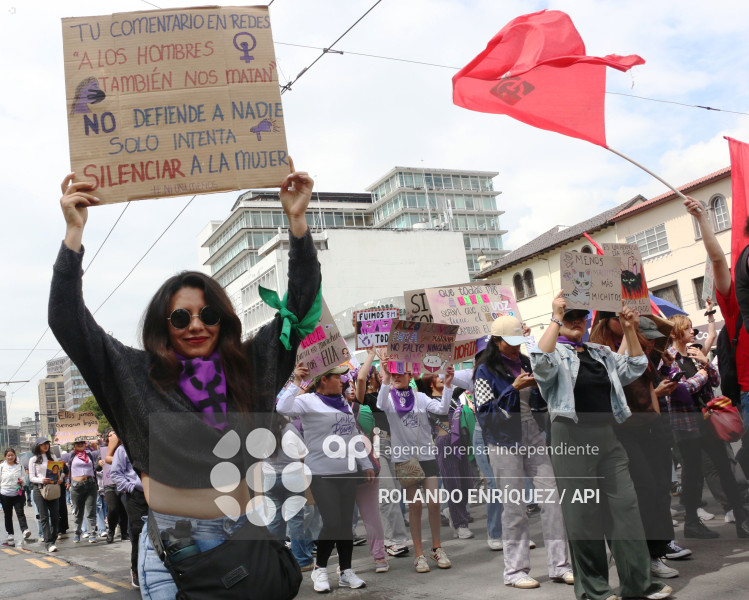 MARCHA 8M QUITO