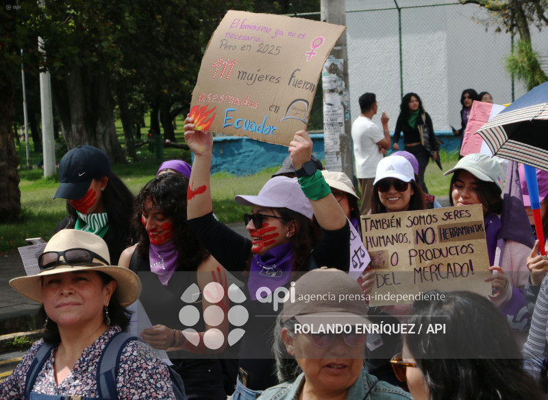 MARCHA 8M QUITO