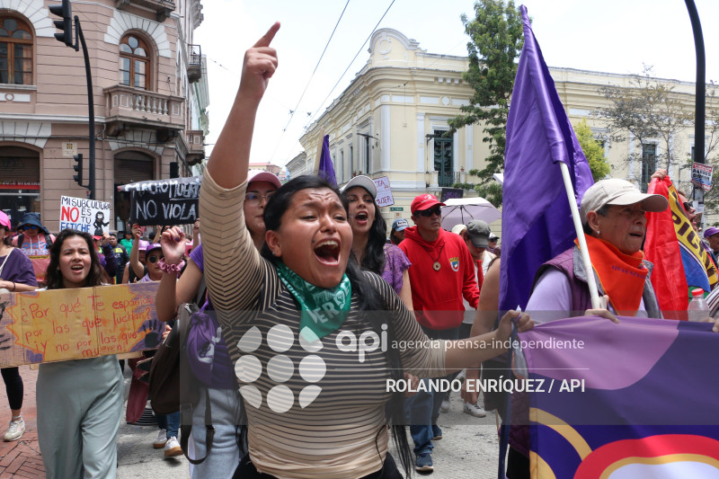 MARCHA 8M QUITO