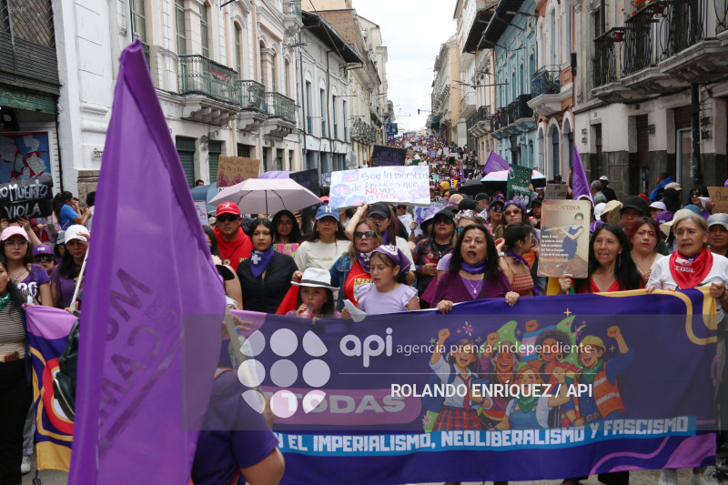 MARCHA 8M QUITO