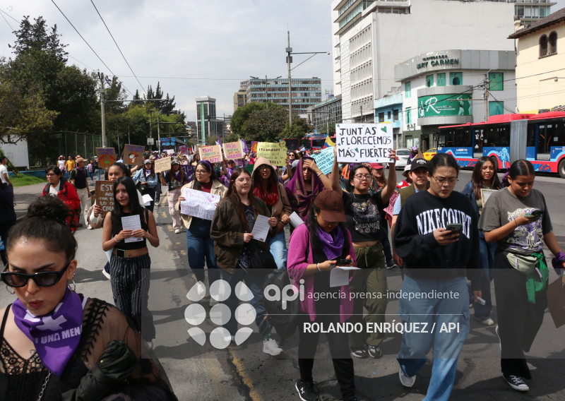 MARCHA 8M QUITO