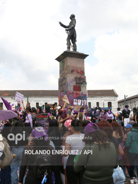 MARCHA 8M QUITO