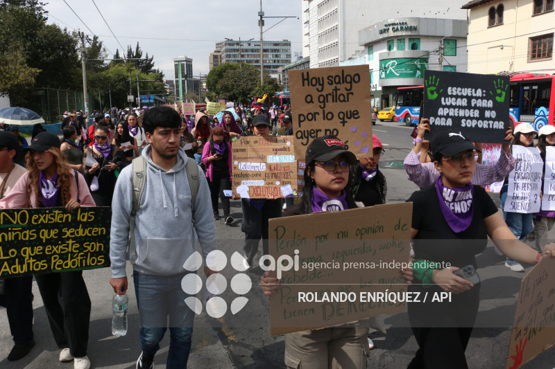 MARCHA 8M QUITO