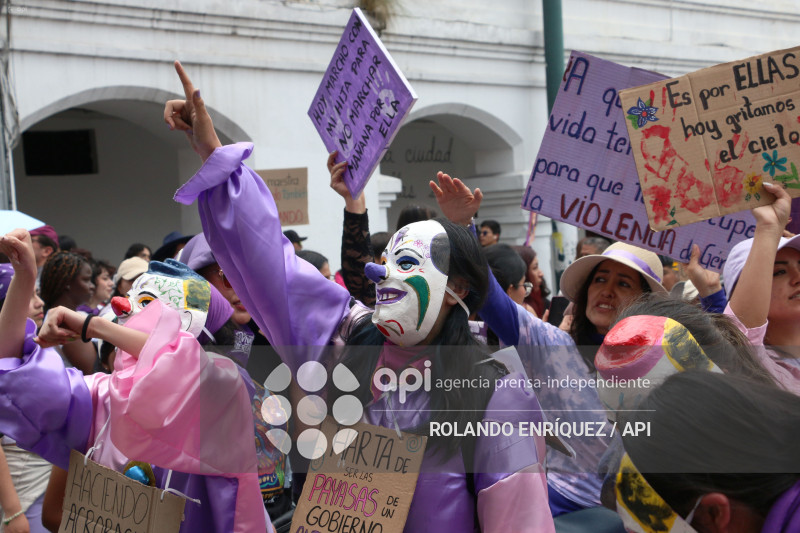MARCHA 8M QUITO