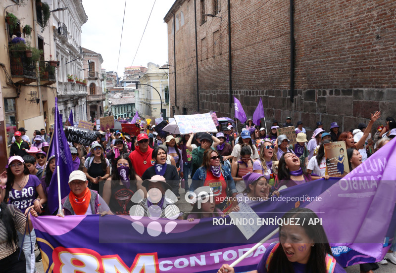 MARCHA 8M QUITO