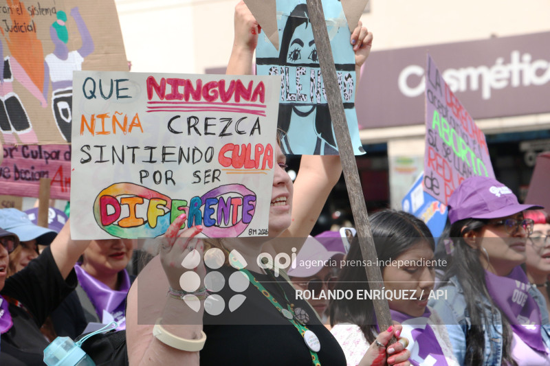 MARCHA 8M QUITO