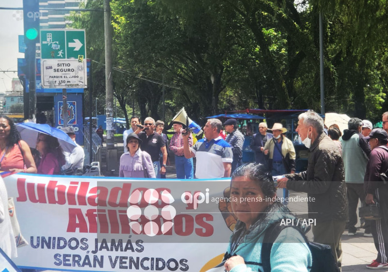 JUBILADOS DESCONOCEN AL DELEGADO JORGE MONCAYO