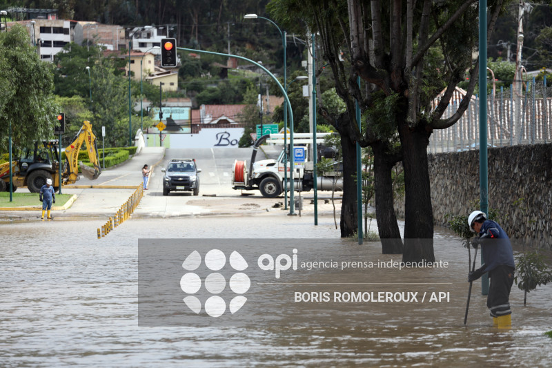 CUENCA-RIO YANUNCAY DESBORDE