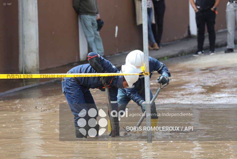 CUENCA-RIO YANUNCAY DESBORDE