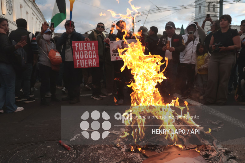 MARCHA CONTRA NOBOA QUITO
