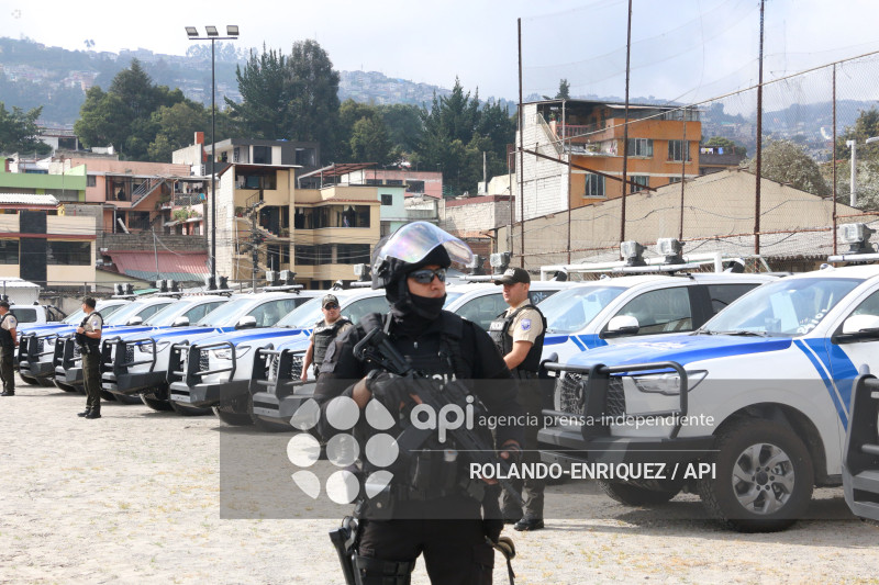 NOBOA ENTREGA PATRULLEROS A QUITO