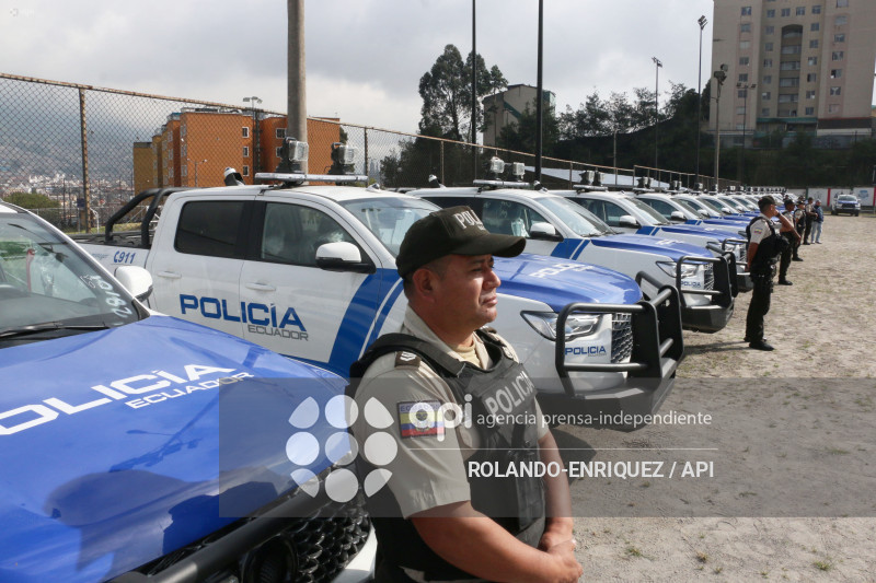 NOBOA ENTREGA PATRULLEROS A QUITO